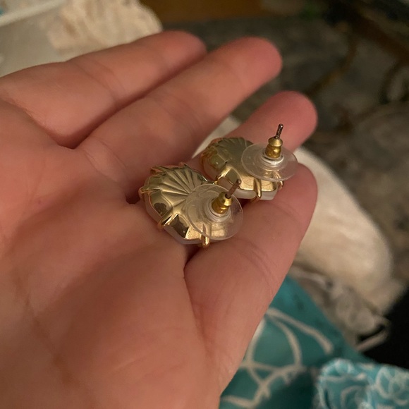 Classic Kendra Scott Ivory Pearl Stud Earrings. - Picture 2 of 2